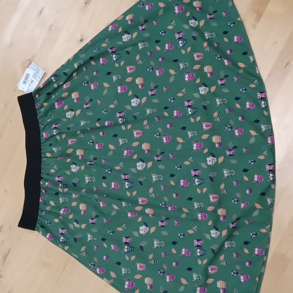 NWT Lularoe Lola XL 18/20 skirt. Dark green with owls design.